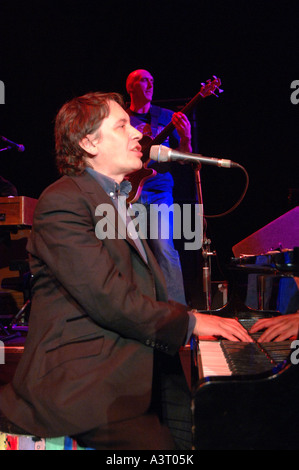 Jools Holland performing au piano sur scène avec son Big Band à l'Université d'Aberystwyth peut Ball 2005 Banque D'Images