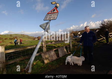 Bow Street village près d'Aberystwyth, le matin après une tornade de catégorie 3 a frappé la ville causant des dommages à des propriétés - homme & chiens Banque D'Images