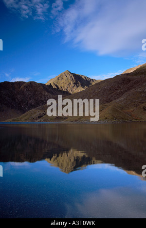 Mont Snowdon ou Yr Wyddfa de Llyn Llydaw Snowdon Horseshoe réservoir dans le parc national de Snowdonia au Pays de Galles Banque D'Images