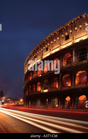 Le Colisée de la Via dei Fori Imperiali à l'heure de pointe Rome Italie Banque D'Images