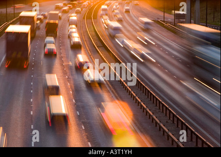 L'heure de pointe sur l'autoroute M60, près de Manchester, UK, au coucher du soleil Banque D'Images