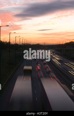 L'heure de pointe sur l'autoroute M60, près de Manchester, UK, au coucher du soleil Banque D'Images