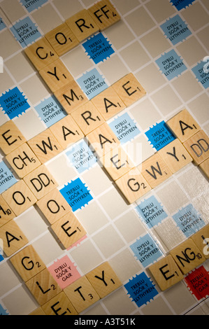 Version de langue galloise mot scrabble jeu de tuiles double lettre montrant Banque D'Images