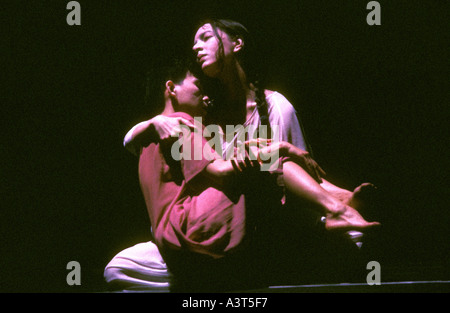 Muna Tseng performing Spirit of ruins avec Carolyn Choa au Purcell Room Londres 1992 Banque D'Images