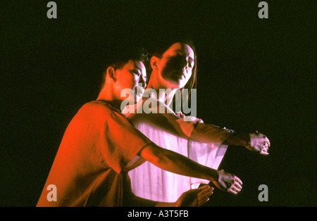 Muna Tseng performing Spirit of ruins avec Carolyn Choa au Purcell Room Londres 1992 Banque D'Images