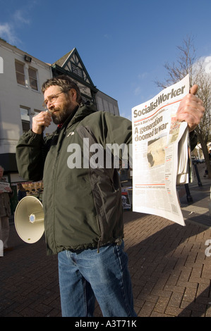 Homme barbu en veste verte avec mégaphone vendre journal Socialist Worker West Glamorgan Swansea Wales UK Banque D'Images