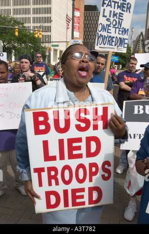 Les opposants du Président George Bush de rassemblement à Detroit Banque D'Images