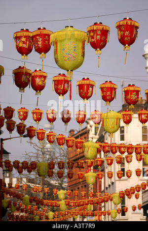 Lanternes chinoises suspendues au-dessus de Wardour Street London United Kingdom Central Banque D'Images