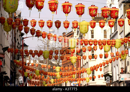 Lanternes chinoises suspendues au-dessus de Wardour Street London United Kingdom Central Banque D'Images