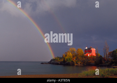 Un arc-en-ciel sur le lac d'arches près du phare Résidences Marquette dans Marquette Michigan Banque D'Images