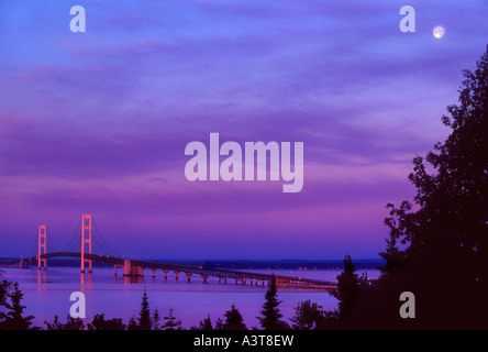 Le MACKINAC BRIDGE AU CRÉPUSCULE SOUS UNE PLEINE LUNE VUE DE PARC D'ÉTAT DE STRAITS PRÈS DE ST IGNACE MICHIGAN Banque D'Images