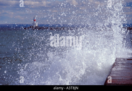 Le LAC SUPÉRIEUR, LES VAGUES DÉFERLENT SUR LA PARTIE SUPÉRIEURE DE LA DIGUE BRISE-LAMES DU PORT AVEC LA LUMIÈRE VISIBLE DANS MARQUETTE MICHIGAN Banque D'Images