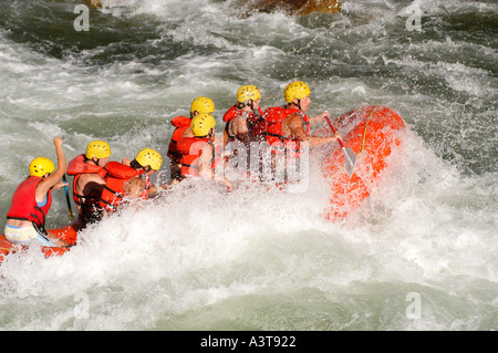 USA Idaho groupe de personnes le rafting sur la rivière Payette en bateau orange Banque D'Images