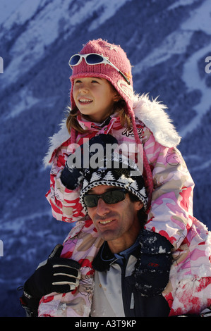 Père et fille en hiver, vacances France, Alpes Banque D'Images