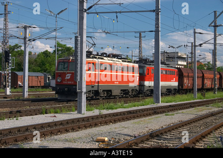 Train arrivant en gare Banque D'Images