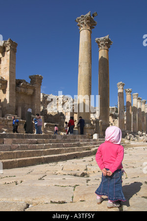 Site archéologique de Jordanie Jerash cardo maximus et nymphée view avec jeune fille debout dans frgd Banque D'Images