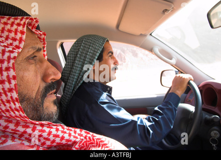 La Jordanie Wadi Rum 2 hommes bédouins portant keffieh conduite dans une jeep dans le désert Banque D'Images