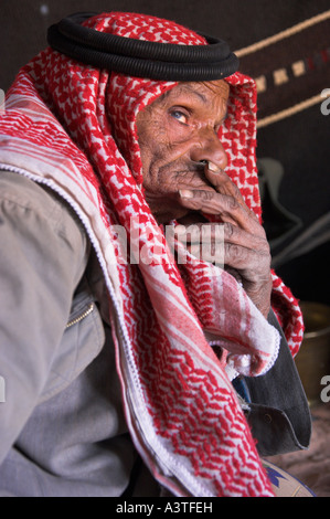 La Jordanie Wadi Rum desert camp Bédouin portrait d'un vieil homme tenant sa main sous son menton Banque D'Images