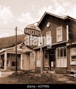 Une ancienne épicerie dans une petite ville du nord de l'État de New York capture le charme de l'Amérique rurale et la vie vintage des petites villes. Banque D'Images