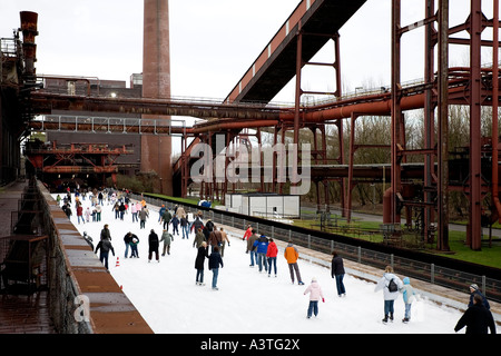 Patinage sur glace en face de l'ancienne cokerie Zollverein, Essen, NRW, Allemagne Banque D'Images