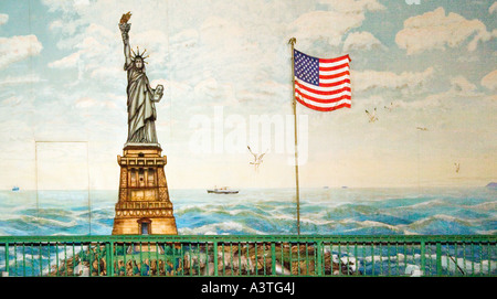 Statue de la liberté et drapeau américain photo murale le long des routes du Nord en Pennsylvanie Shartlesville Banque D'Images