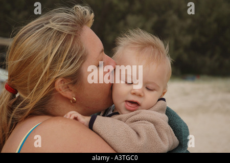 La mère et le fils partagent un câlin et baiser dsca 1700 Banque D'Images