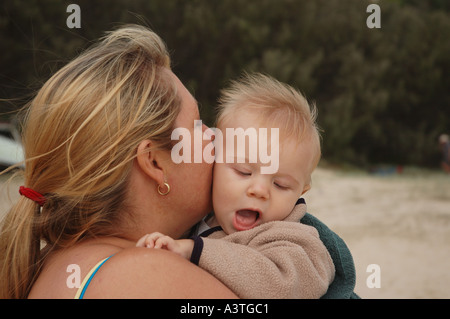 La mère et le fils partagent un câlin et baiser dsca 1701 Banque D'Images