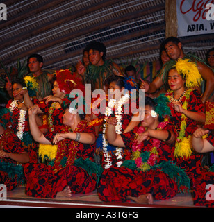 Groupe de danseurs samoans en robe colorée portant des leis à Aggie Grey's Hotel à Apia ville sur l'île d'Upolu Samoa occidentales Banque D'Images