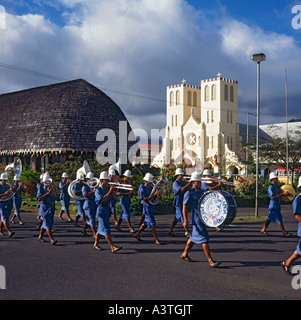 Marching Band de la police locale dans la rue principale de la cathédrale catholique en arrière-plan à Apia ville sur l'île d'Upolu Samoa occidentales Banque D'Images