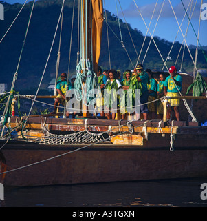 L'équipage de voyager tout enguirlandés océan Pacifique voile canoe alignés sur le pont dans la ville d'Apia Harbour sur l'île d'Upolu Samoa occidentales Banque D'Images