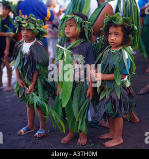 Trois enfants Samoan en costume traditionnel et des feuilles à la coiffure de Festival des arts du Pacifique sur Upolu Est Western Samoa Banque D'Images