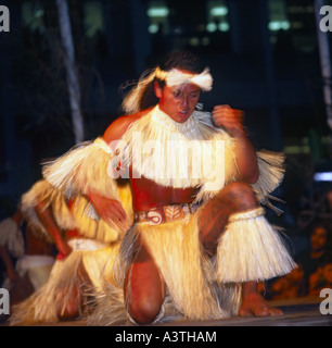 Danseuse tahitienne la nuit en costume traditionnel porte grass skirt top bandeau et bandes de bras au Festival des arts du Pacifique Banque D'Images