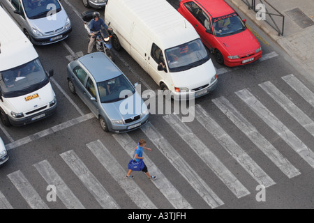 Un passage pour piétons rue animée sur passage piétons avec la circulation automobile véhicules n'attendent Banque D'Images