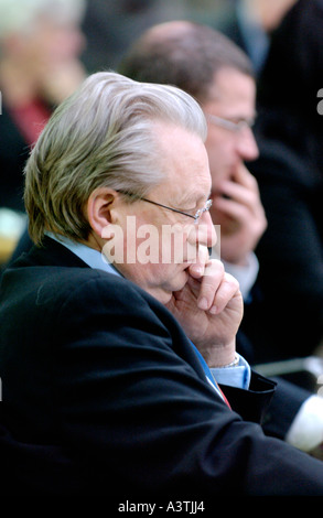 Senedd Président Lord Dafydd Elis-Thomas à son ordinateur dans l'Assemblée nationale du Pays de Galles Hémicycle Banque D'Images