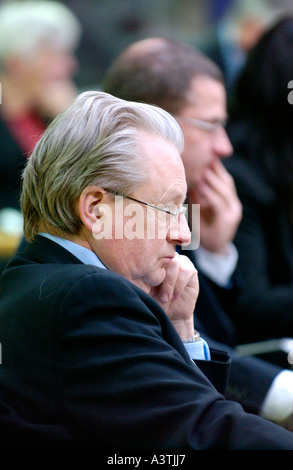 Senedd Président Lord Dafydd Elis-Thomas à son ordinateur dans l'Assemblée nationale du Pays de Galles Hémicycle Banque D'Images