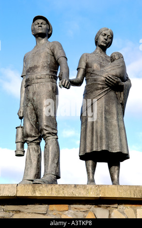 Sculpture de mineur de charbon de la vallée de Rhondda et la famille sur l'ancien site de la mine à Llwynypia dans la vallée de la Côte Sud du Pays de Galles UK Banque D'Images