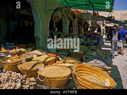 Paniers de nourriture séchée et d'épices sur le marché de l'Afrique Tunisie Gabes Banque D'Images