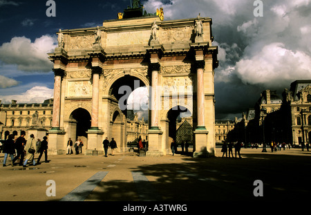 France Paris Arc de triomphe du carrousel sous ciel d'orage Banque D'Images