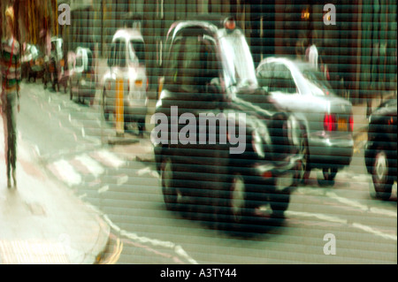 Reflet dans la fenêtre du bureau d'un taxi taxi noir de Londres Angleterre Banque D'Images