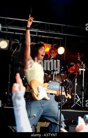 Max Pepe de Intraverse sur scène à la Vibes forment la vigne festival 2006 dans l'East Sussex. Photo par Jim Holden. Banque D'Images