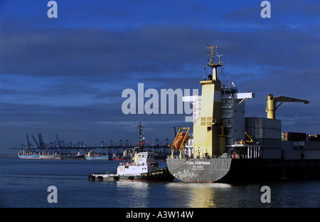 Le LEF Hispania navire accostant à Landguard terminal du port de Felixstowe dans le Suffolk, UK Banque D'Images