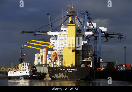 Le LEF Hispania navire accostant à Landguard terminal du port de Felixstowe dans le Suffolk, UK. Banque D'Images