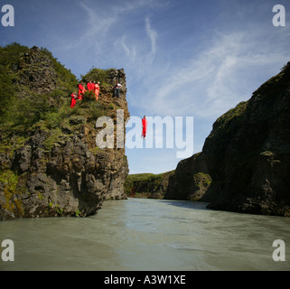 Sauter de falaises, la rivière Hvita, Islande Banque D'Images