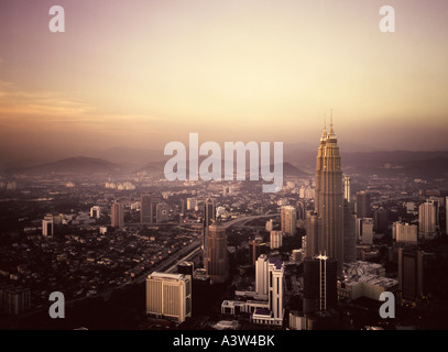 Kuala Lumpur, Malaisie, au crépuscule de Menara KL Banque D'Images
