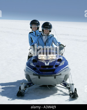 Les femmes sur Snowmobliles, glacier de Langjökull, Islande Banque D'Images