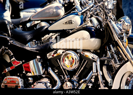 Trois motocyclettes Harley Davidson garée sur Rush Street, Chicago, Illinois, USA. Banque D'Images