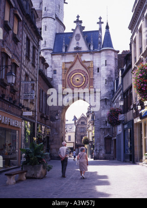 Tour de l'horloge avec réveil 15thc dans Rue Horloge, Auxerre, Bourgogne, France Banque D'Images