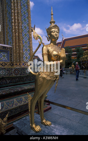 Thaïlande : Bangkok Kinaree statue (mi-homme, mi-oiseau), Wat Phra Keaw - Royal Palace Banque D'Images