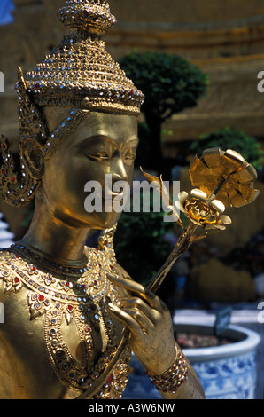 Thaïlande : Bangkok Kinaree statue (mi-homme, mi-oiseau), Wat Phra Keaw - Royal Palace Banque D'Images