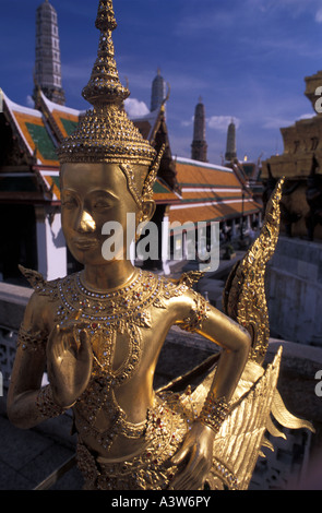 Thaïlande : Bangkok Kinaree statue (mi-homme, mi-oiseau), Wat Phra Keaw - Royal Palace Banque D'Images